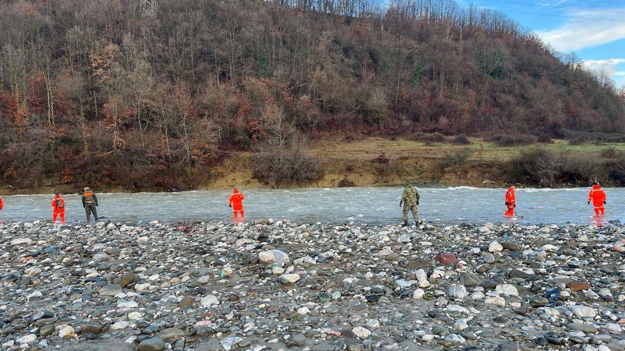 Vazhdojnë pa ndërprerje kërkimet për të riun e zhdukur në lumin Mat