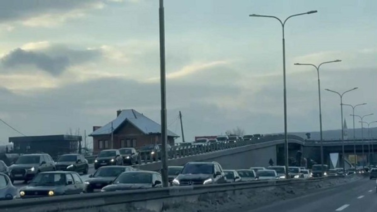 “Bllok” në Sllatinë, kolona të gjata në rrugën Pejë - Prishtinë