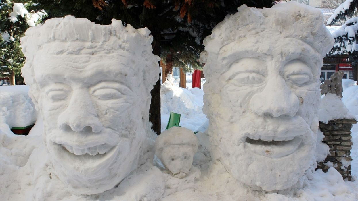 Turqi, burri realizon skulptura nga bora Turqi, burri realizon skulptura nga bora