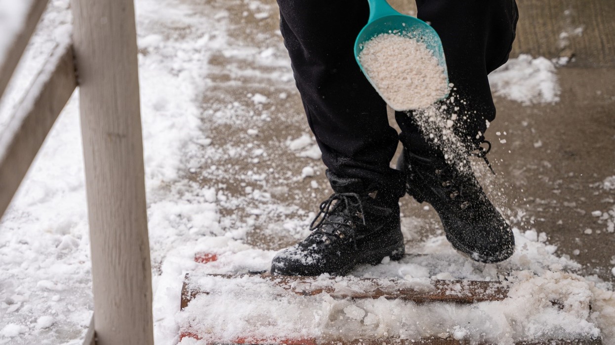 Harrojeni kripën: Ky përbërës nga kuzhina shkrin akullin në sekonda dhe nuk dëmton betonin