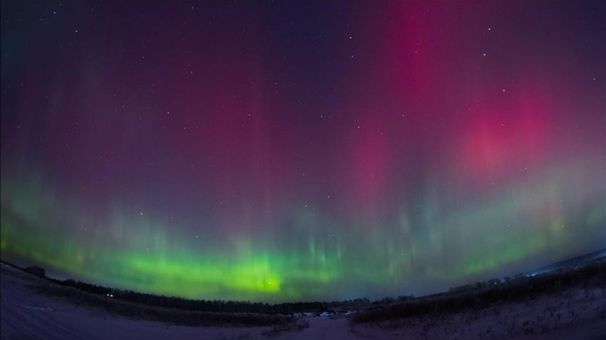Aurorat shumëngjyrëshe të Dritave Veriore, krijuan skena mbresëlënëse në kryeqytetin e Islandës