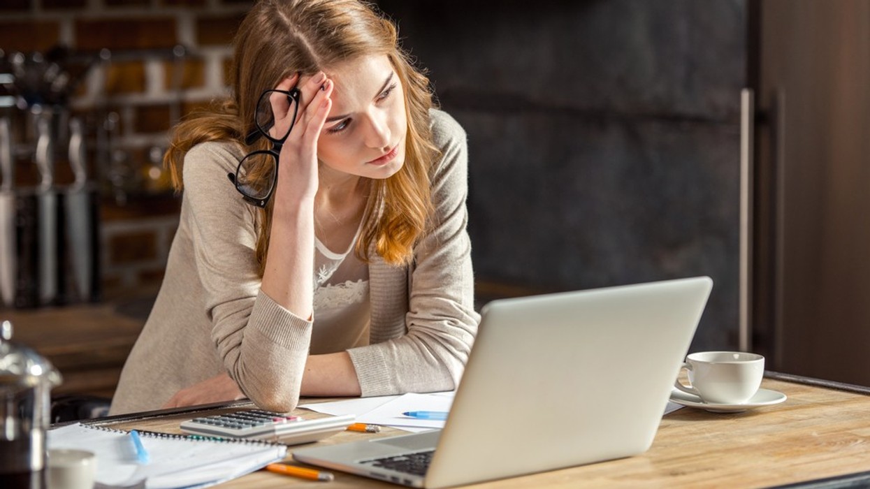 Pse truri i njeriut i do mendimet negative? Psikologët kanë 3 këshilla se si t’i ktheni në favorin tuaj