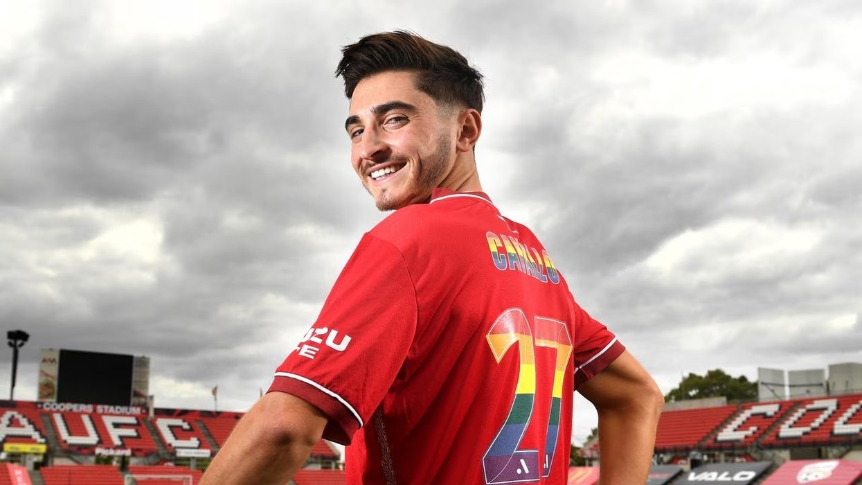 Futbollisti i parë profesionist homoseksual pretendon se u përjashtua nga ish-klubi i tij për shkak të homofobisë