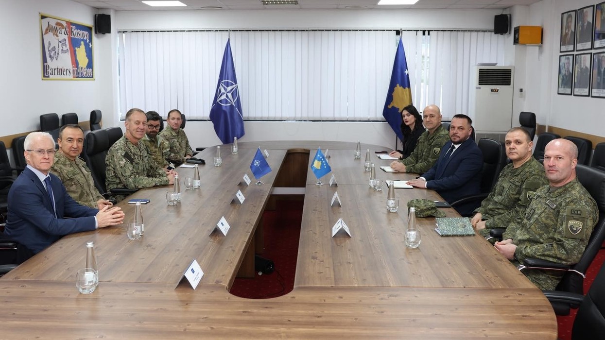 Maqedonci takon zyrtarë të NATO-s, diskutohet siguria rajonale dhe zhvillimi i FSK-së