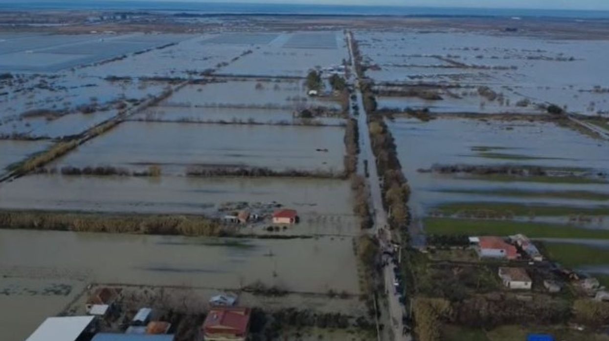 Rreth 20 banesa dhe qindra hektarë tokë bujqësore nën ujë nga çarja e argjinaturës së lumit Seman Rreth 20 banesa dhe qindra hektarë tokë bujqësore nën ujë nga çarja e argjinaturës së lumit Seman