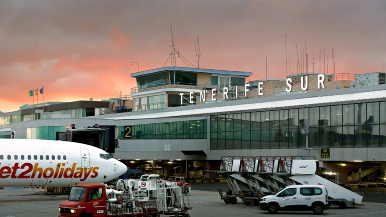 Një burrë në Tenerife të Spanjës u përpoq ta merrte gruan e tij të ndjerë në një aeroplan me karrocë