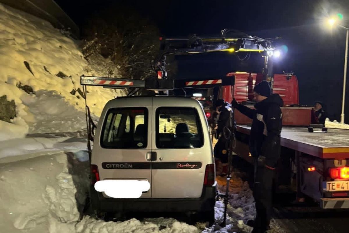 Qendra e skijimit “Kodra e Diellit”: Pronarët e veturave të parkuara përgjatë rrugës në ski-qendrën t’i largojnë menjëherë automjetet e tyre Qendra e skijimit “Kodra e Diellit”: Pronarët e veturave të parkuara përgjatë rrugës në ski-qendrën t’i largojnë menjëherë automjetet e tyre
