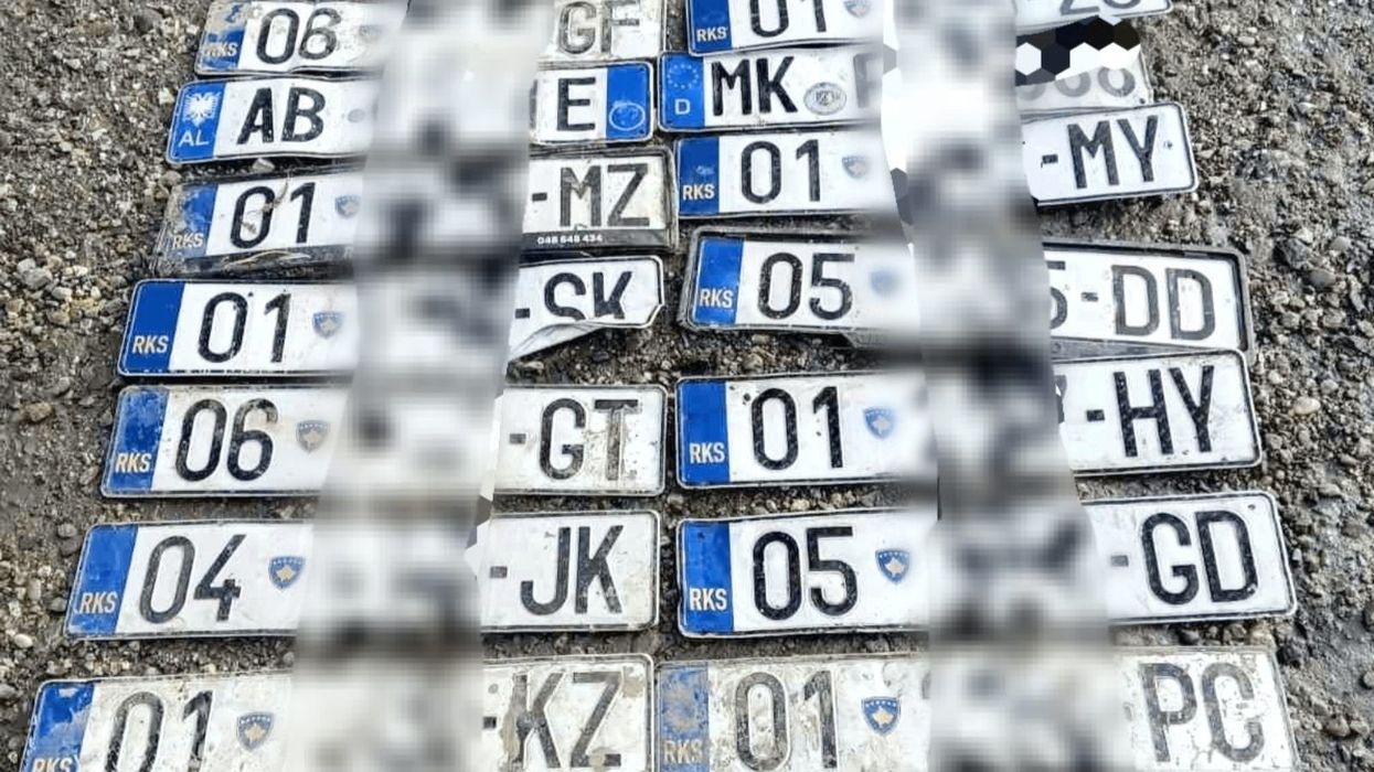 Pas vërshimeve gjenden disa targa të veturave, policia fton pronarët që t'i marrin ato në Graçanicë