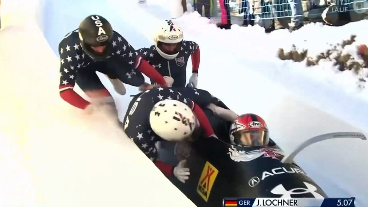 Tre garues amerikanë bien nga saja, duke e lënë shokun e skuadrës të kryejë garën i vetëm