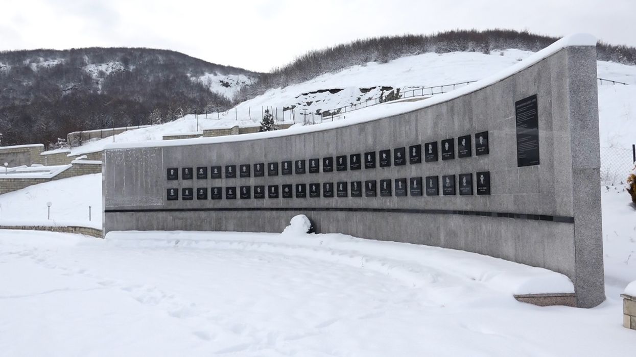 Reçaku, plagë e hapur e Kosovës: Mohimi i krimeve serbe rrezikon paqen në rajon