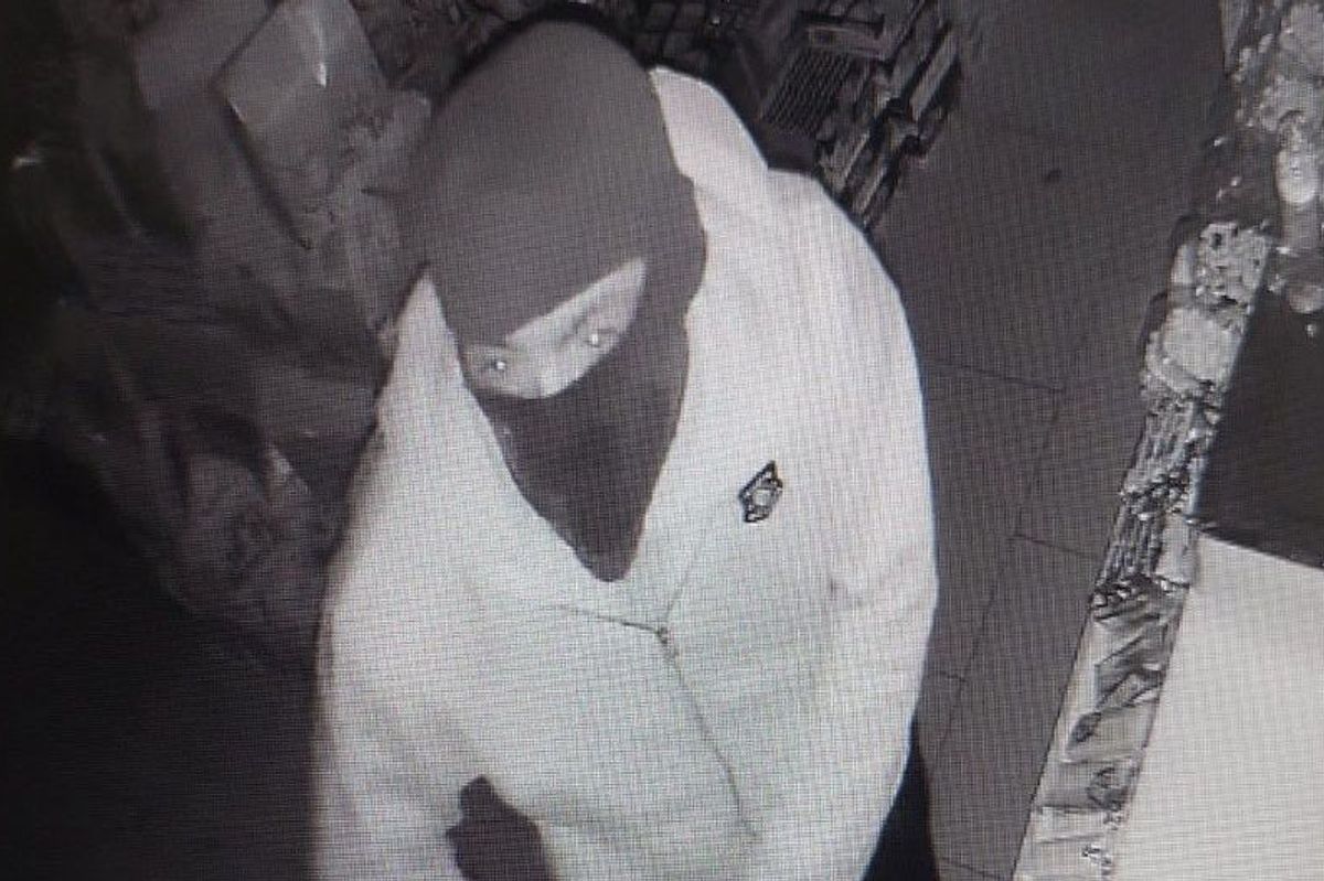 Policia kërkon ndihmë nga qytetarët për identifikimin e këtij personi Policia kërkon ndihmë nga qytetarët për identifikimin e këtij personi