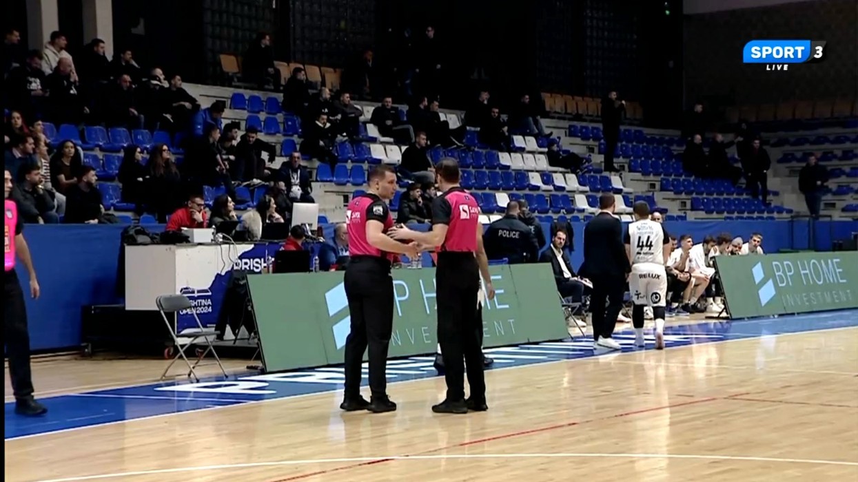 “Plisat” hedhin gjësende në parket, ndërpritet ndeshja Ylli – Prishtina