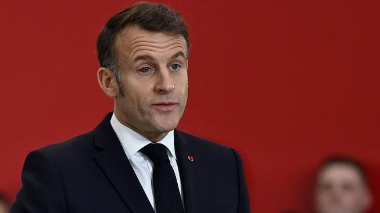 Macron doli para ushtrisë me syrin e ënjtur dhe të skuqur Macron doli para ushtrisë me syrin e ënjtur dhe të skuqur