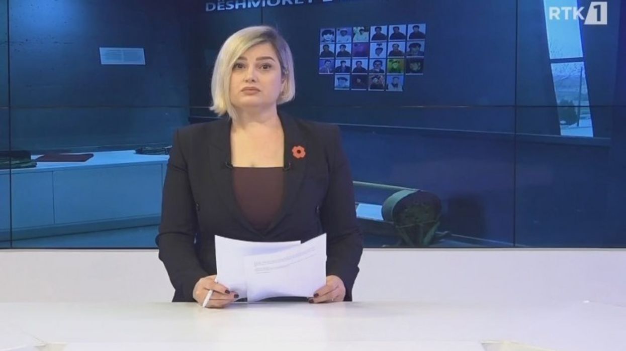 Vlora Fetoshi shpërtheu në lot për masakrat gjatë edicionit të lajmeve në RTK Vlora Fetoshi shpërtheu në lot për masakrat gjatë edicionit të lajmeve në RTK