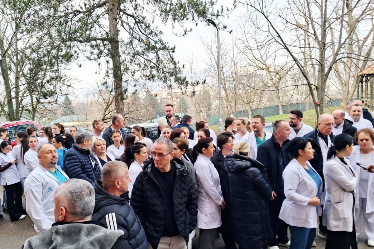 Protestë në Spitalin e Mitrovicës pas sulmit ndaj stafit shëndetësor Protestë në Spitalin e Mitrovicës pas sulmit ndaj stafit shëndetësor