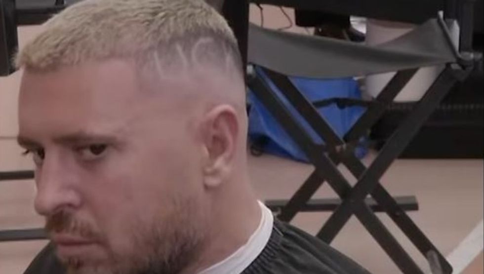 Labi me mesazh të fortë para spektaklit  prime   dizajnon UÇK në në flokë