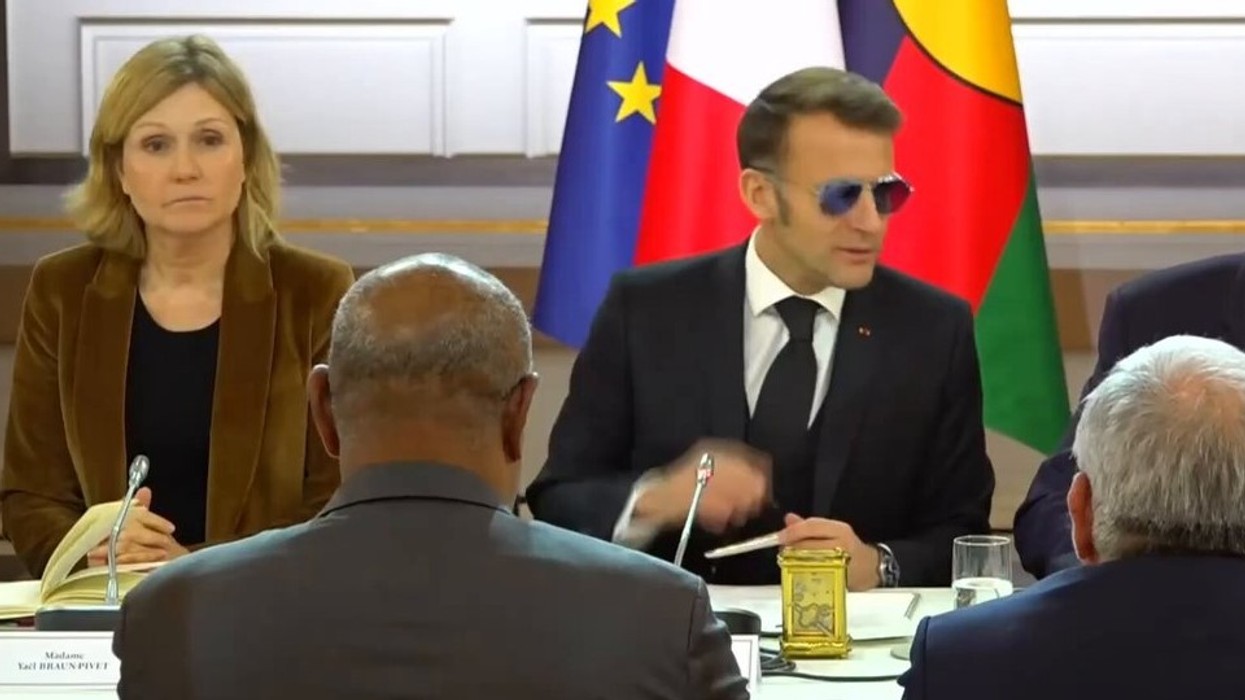 Macron shfaqet me syze dielli në punë - pamje të rralla nga kabineti qeveritar