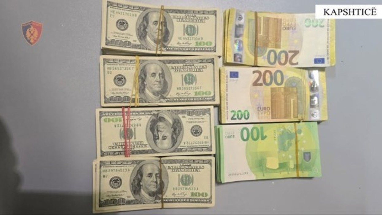 Nuk i deklaroi 38 mijë dollarë në kufi, 67-vjeçarit në shtëpinë e tij në Korçë i gjenden edhe 35 mijë euro