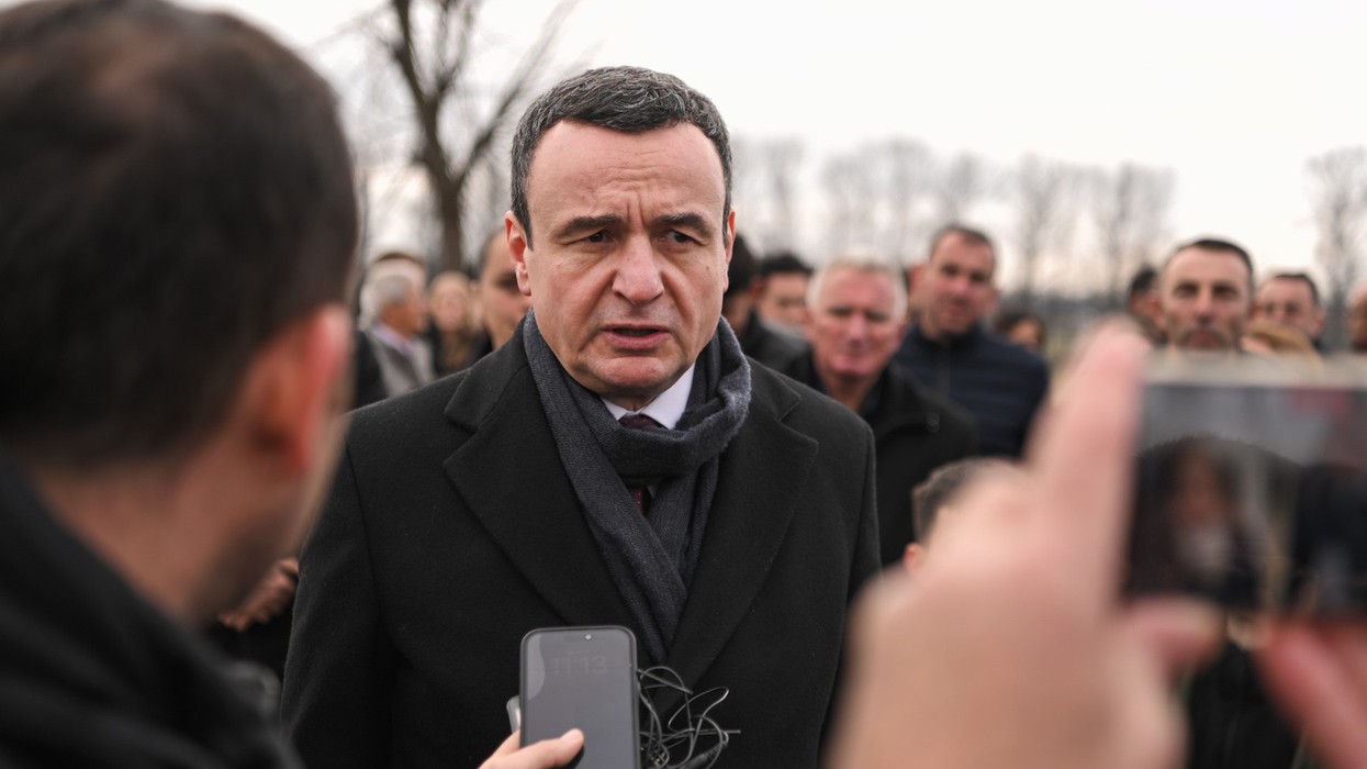 Kurti bën homazhe në 45-vjetorin e vrasjes së Jusuf e Bardhosh Gërvallës dhe Kadri Zekës