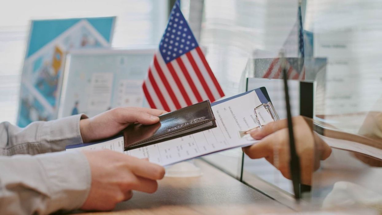 Ëndrra amerikane në pritje: Mijëra shqiptarë të prekur nga pezullimi i vizave të emigrimit Ëndrra amerikane në pritje: Mijëra shqiptarë të prekur nga pezullimi i vizave të emigrimit
