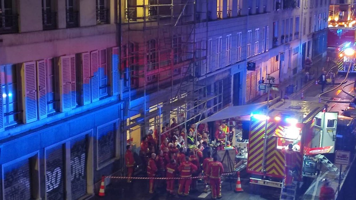 Shembet dyshemeja e një apartamenti në Paris, dhjetëra të lënduar