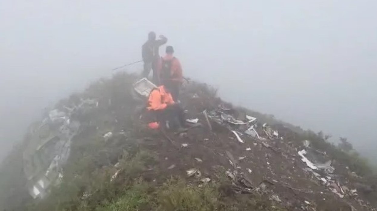 Gjenden rrënojat e aeroplanit me 11 persona që u zhduk në malet e Indonezisë