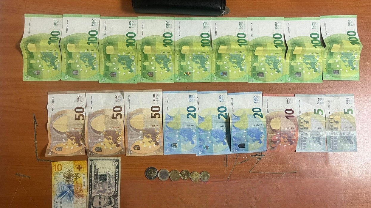 Qytetari nga Ferizaj gjen portofol me para dhe dokumente, i dorëzon në Polici