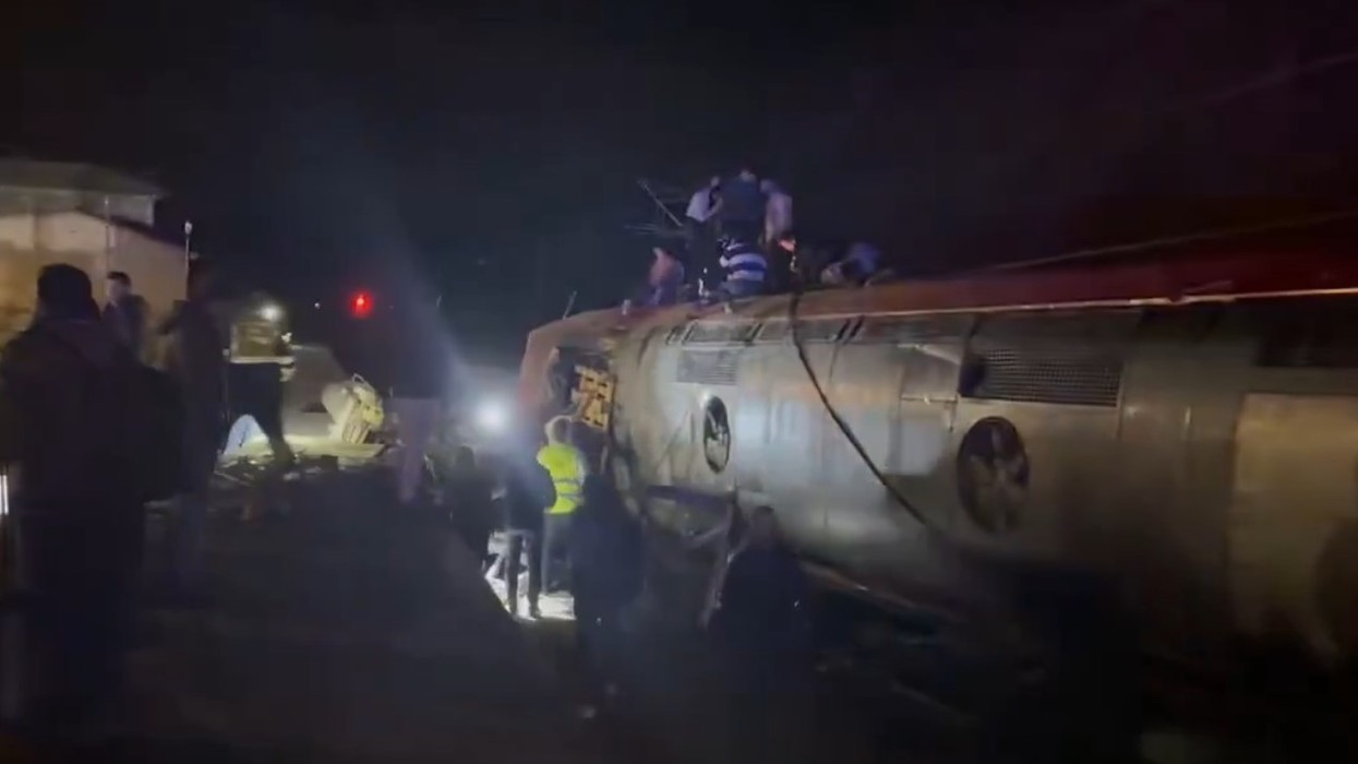 Të paktën shtatë të vdekur pas daljes nga shinat të dy trenave në Spanjë