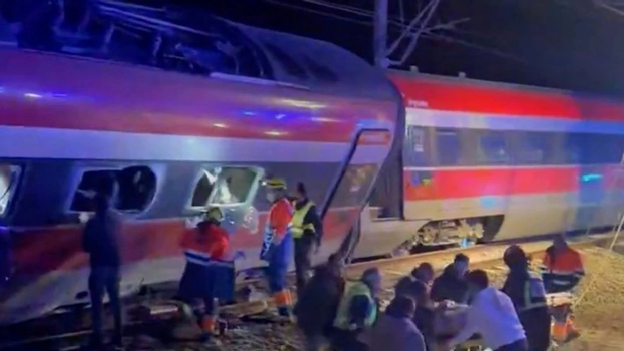 Pamje nga vendi i ngjarjes ku ndodhi përplasja mes trenave – nga ku mbetën disa të vdekur në Spanjë