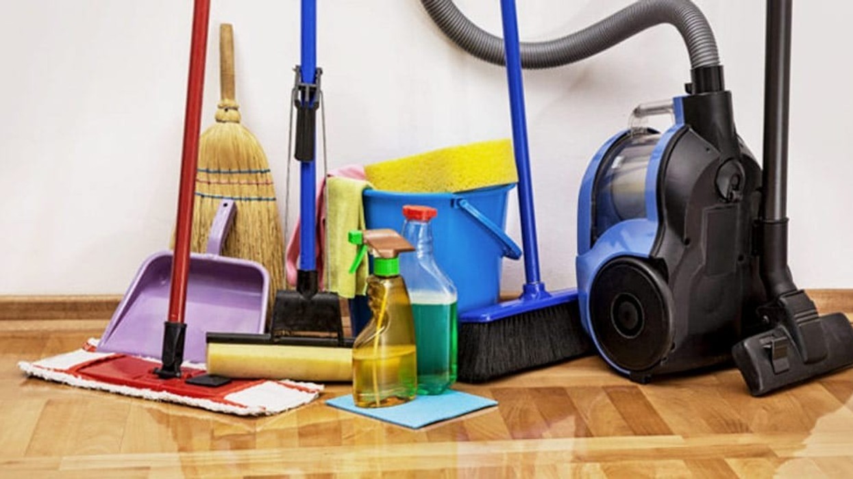 Ku t’i mbani fshesën me rrymë, kovën dhe leckat për dysheme: 3 zgjidhje ideale për banesa të vogla