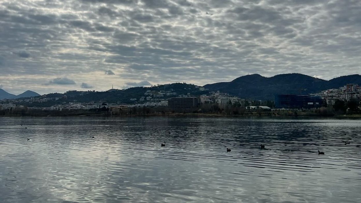 Moti në Shqipëri, vranësira të dendura dhe shi