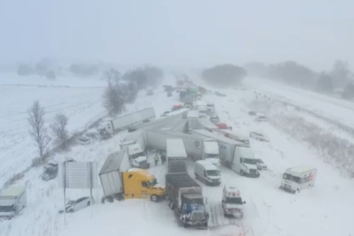 Bora shkakton përplasje të më shumë se 100 makinave në një autostradë në Michigan të SHBA-së, të përfshirë edhe më shumë se 30 kamionë Bora shkakton përplasje të më shumë se 100 makinave në një autostradë në Michigan të SHBA-së, të përfshirë edhe më shumë se 30 kamionë