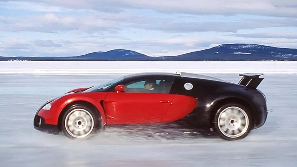 Shoferi testues i Bugatti Veyron tregon momentet kur iu desh të frenonte derisa po lëvizte me 400 km/h