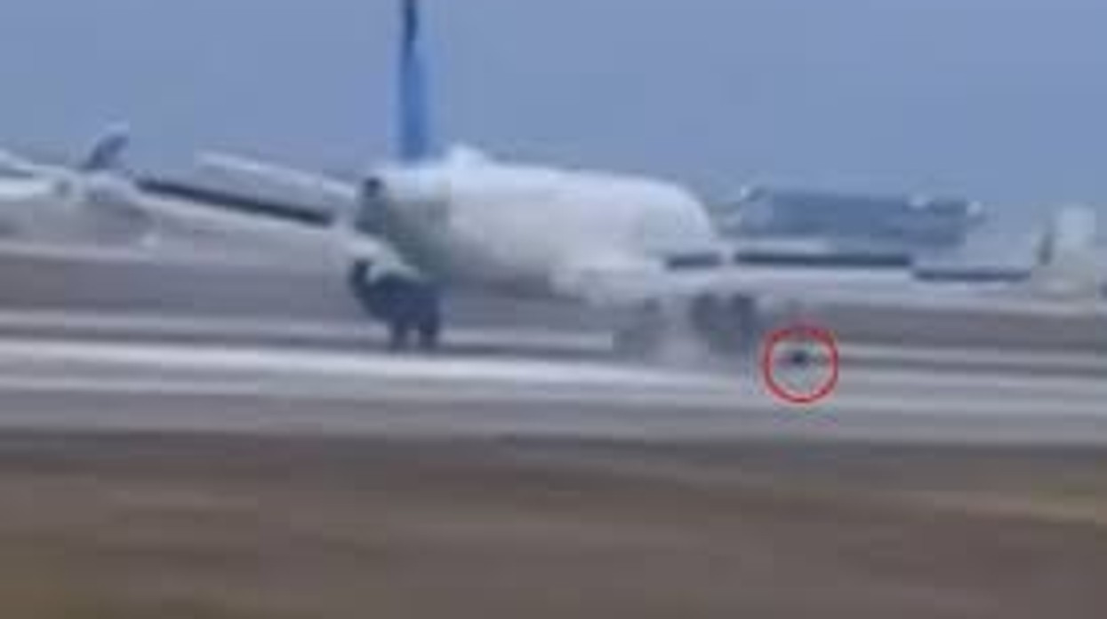 Këputet rrota e aeroplanit në momentin që fluturakja prekë në pistë në aeroportin e Orlandos, nuk raportohet për të lënduar