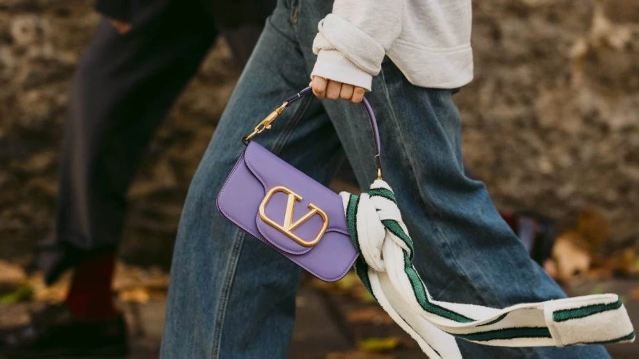 Shtoni pak ngjyra në ditët e ftohta: Çantat në nuanca të gjalla janë aksesori më i dëshiruar i vitit
