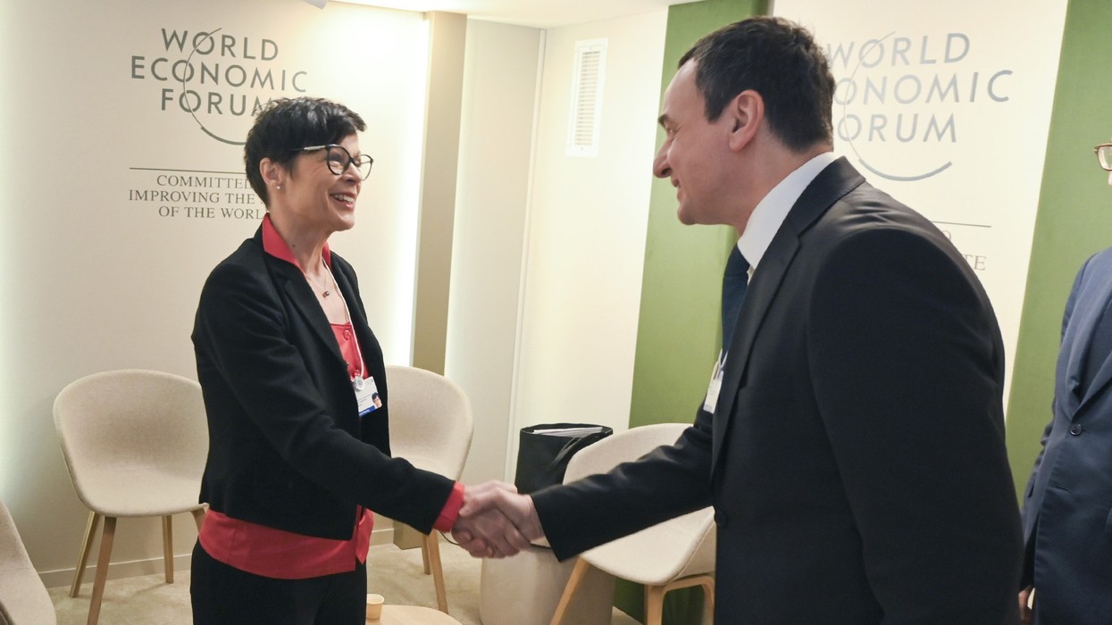 Kurti takon Komisioneren e BE-së për Zgjerim: Progresi demokratik i Kosovës meriton të vlerësohet me statusin e vendit kandidat