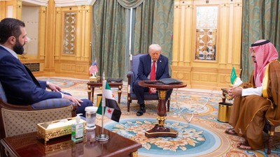 Si al-Sharaa i Sirisë mori zonat e mbajtura nga kurdët, ndërkohë që mbajti SHBA-në në anën e tij