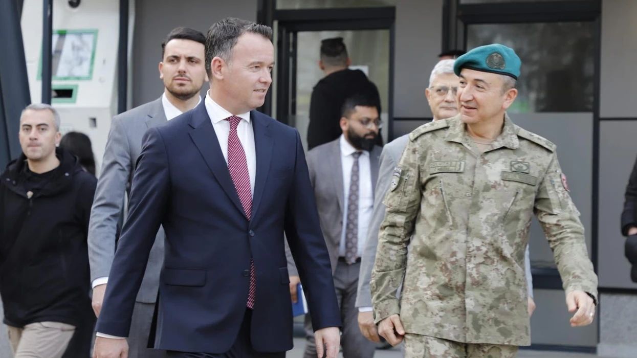 Komandanti i KFOR-it diskuton me kryetarin e Mitrovicës për situatën e sigurisë