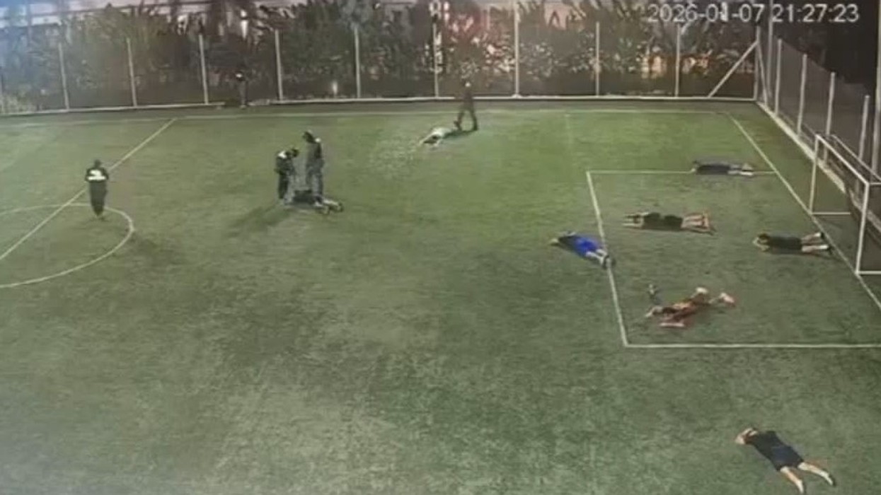 Detaje dhe pamje të sulmit mafioz gjatë një ndeshjeje futbolli - persona të maskuar si policë vranë tre persona në Ekuador