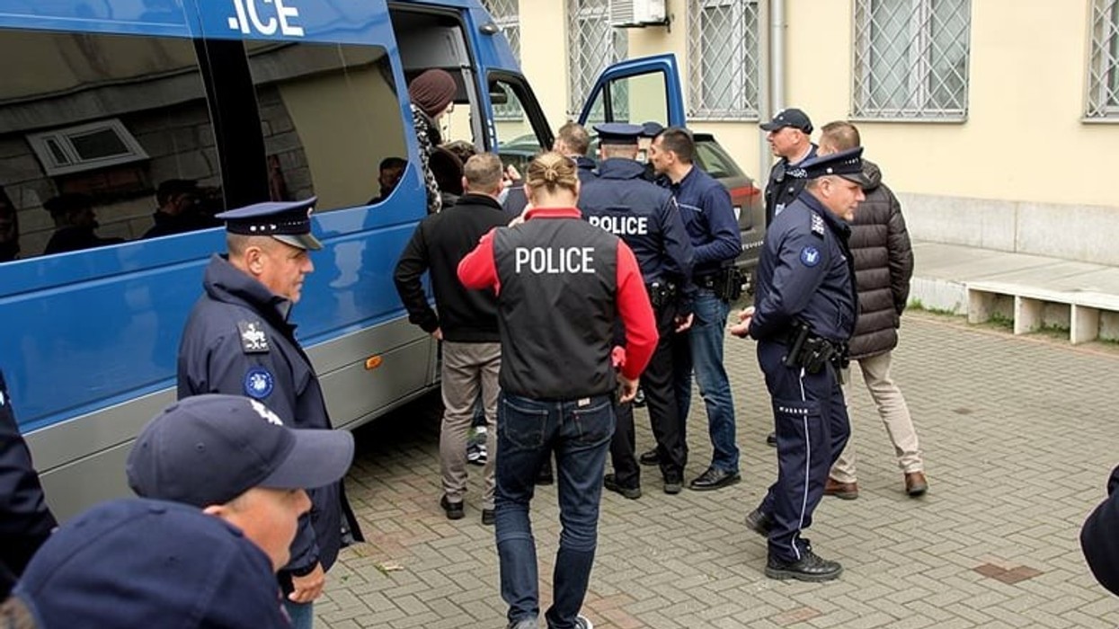 Të arrestuarit që dyshohen për manipulim me vota mbërrijnë në Gjykatë, pamje nga Prizreni