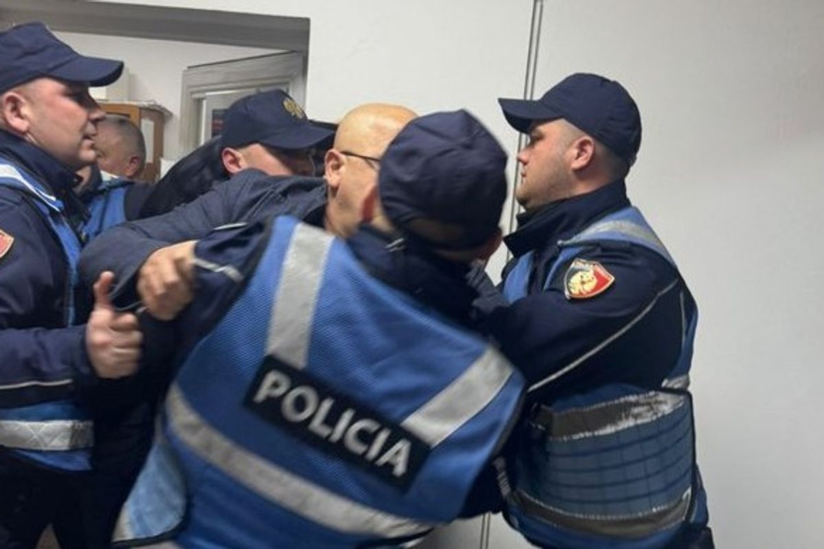 Tensionet në Shqipëri nuk ndalen, protestuesit futen brenda objektit të policisë Tensionet në Shqipëri nuk ndalen, protestuesit futen brenda objektit të policisë
