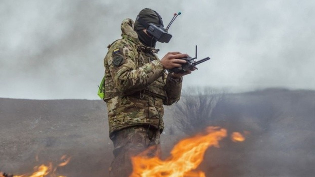 Operatorët ukrainas të dronëve detyrojnë ushtarin rus të dorëzohet në Kharkiv