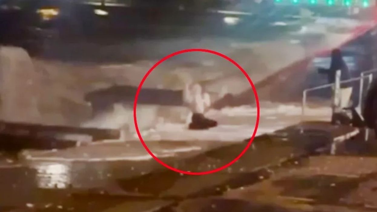 Një grua rrezikoi seriozisht ndërsa përpiqej të bënte selfie pranë detit në Angli, gjatë valëve të forta të stuhisë Një grua rrezikoi seriozisht ndërsa përpiqej të bënte selfie pranë detit në Angli, gjatë valëve të forta të stuhisë