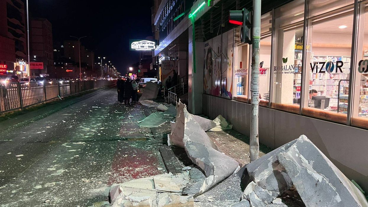 Inspektorati i Fushë Kosovës intervenon pas rënies së fasadës së një objekti Inspektorati i Fushë Kosovës intervenon pas rënies së fasadës së një objekti