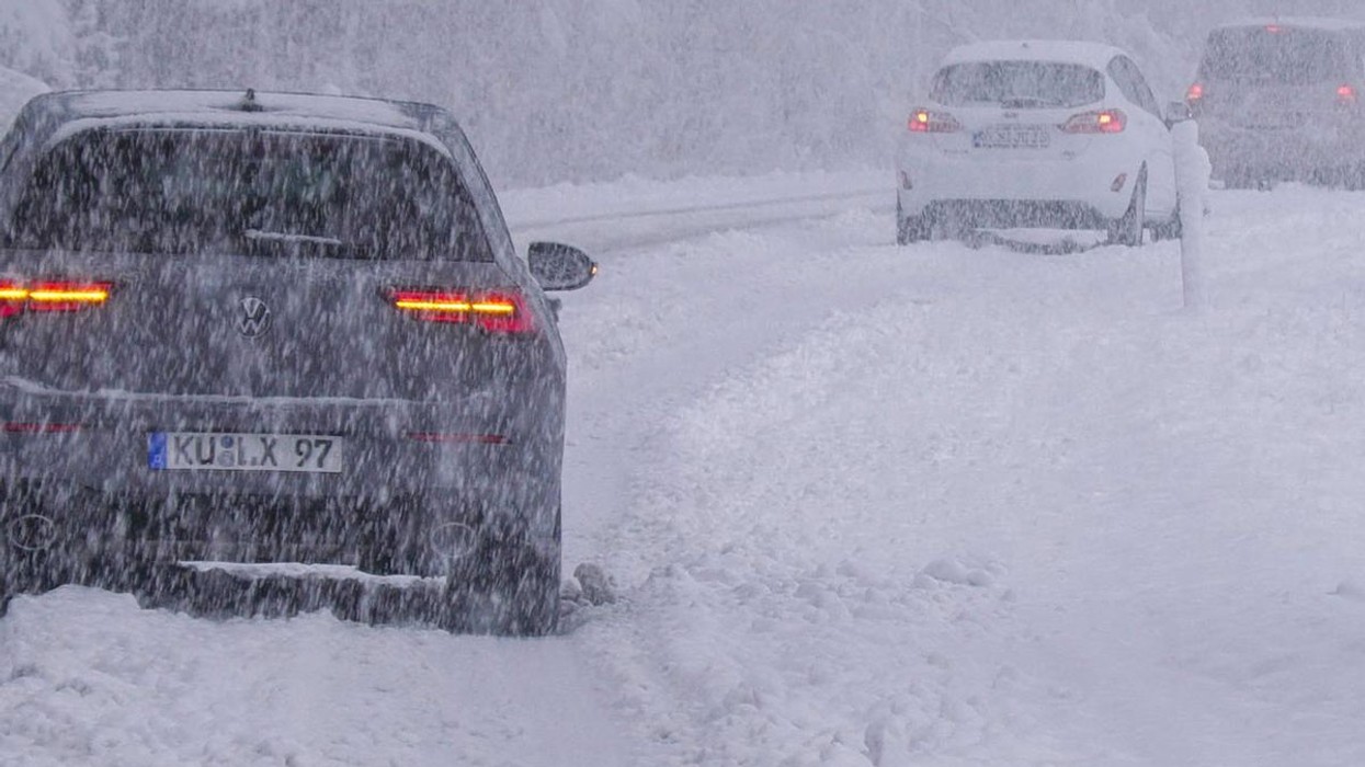 Reshjet e dendura të borës bllokojnë trafikun në të gjithë Gjermaninë