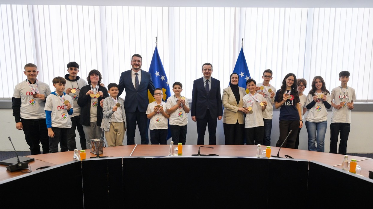 Kurti priti nxënësit e Ekipit të Kosovës që fituan 16 medalje në Olimpiadën e Shkencës NEO në Orlando të ShBA-ve