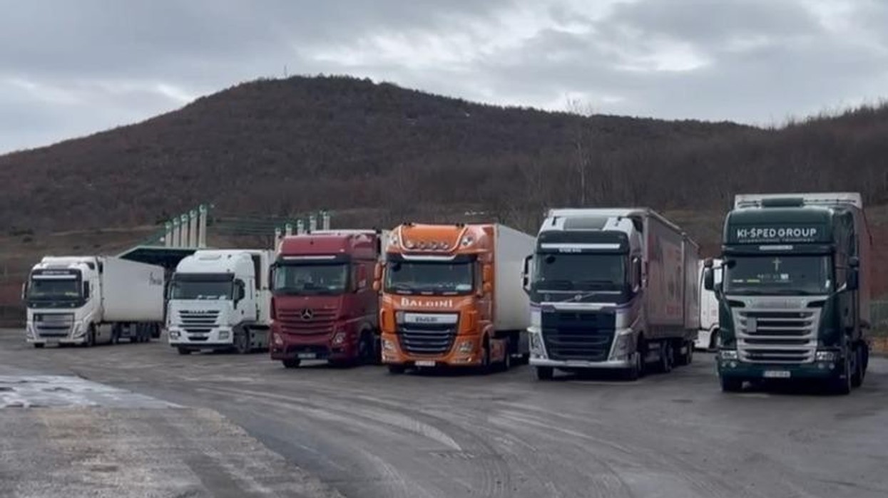 Bllokadat rajonale godasin bizneset kosovare, OEK kërkon ndërhyrje urgjente nga BE-ja
