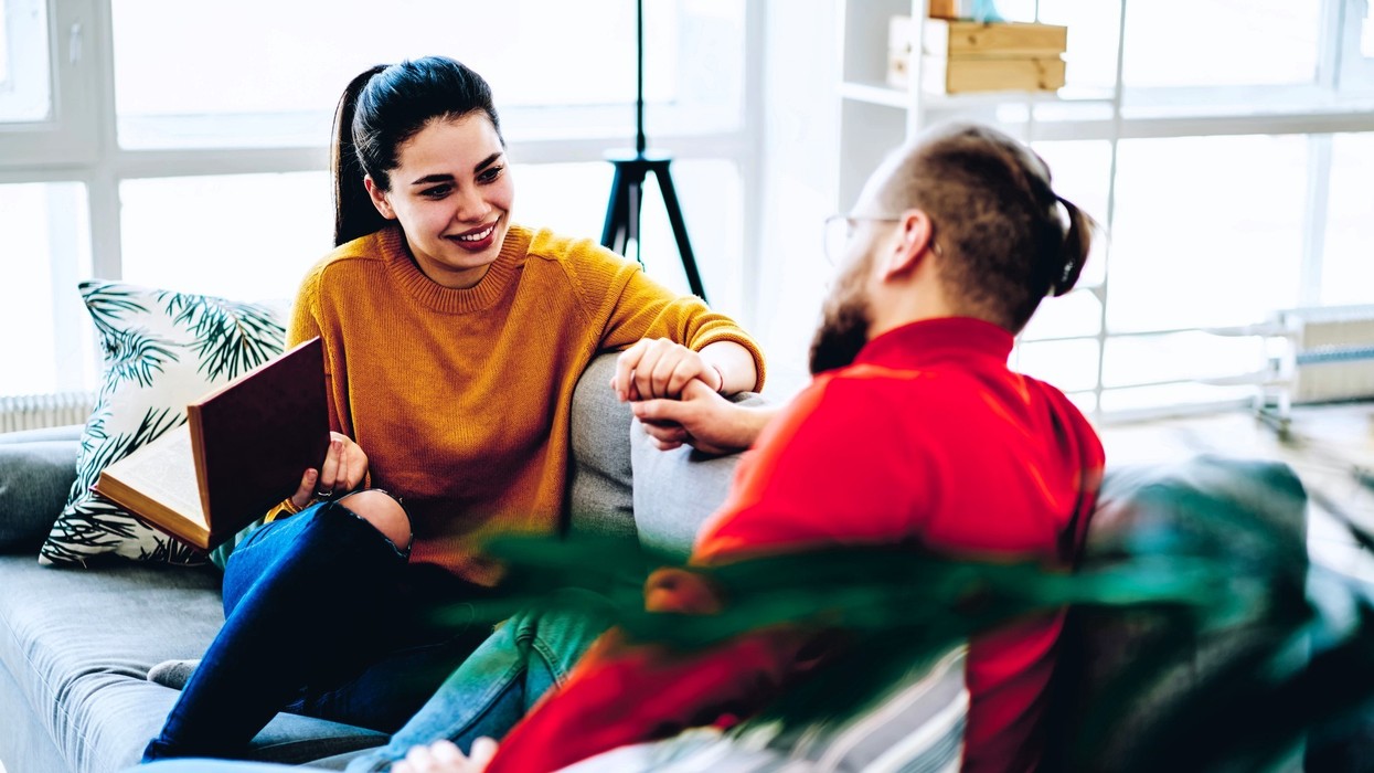 Si uleni me partnerin në divan? Këto 7 pozita zbulojnë gjithçka për lidhjen tuaj