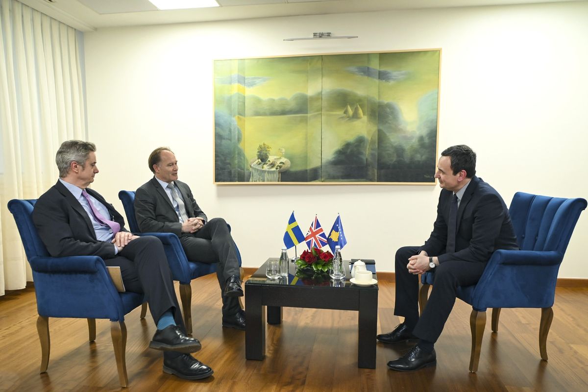 Kurti diskuton hapat e formimit të institucioneve me ambasadorin e Britanisë dhe Suedisë Kurti diskuton hapat e formimit të institucioneve me ambasadorin e Britanisë dhe Suedisë