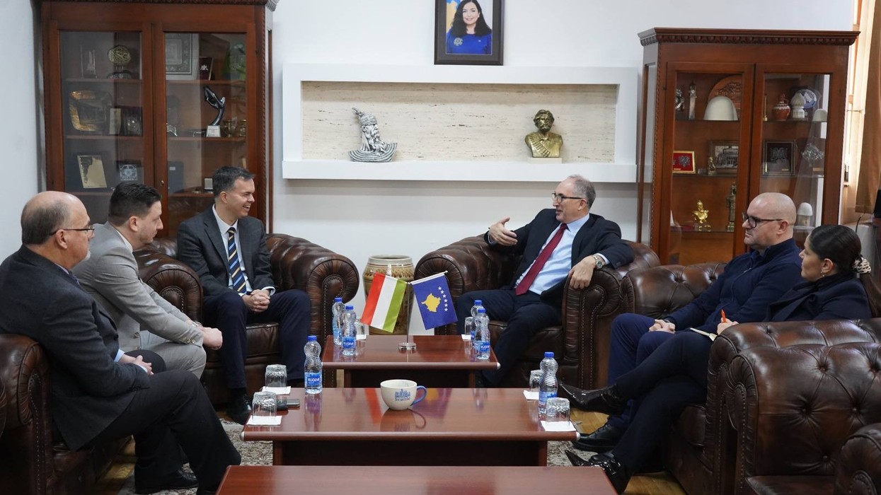 Totaj takohet me ambasadorin e Hungarisë, diskutohet thellimi i bashkëpunimit në ekonomi, turizëm dhe kulturë